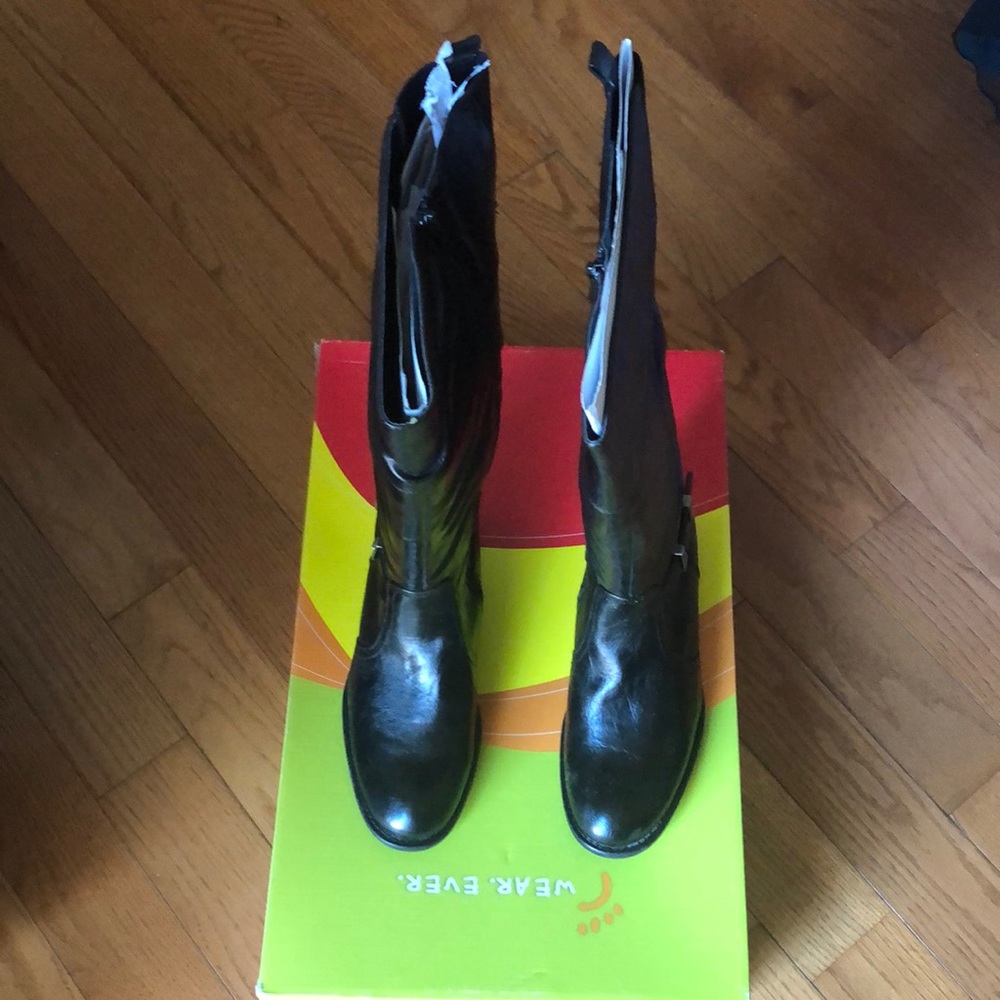 New black color pair boots and never worn it.